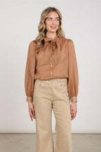 Afbeelding in Gallery-weergave laden, AlbertaBlouseBowStripeNKF02102335Toffee__1
