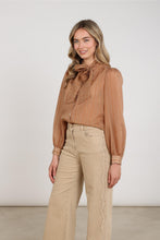 Afbeelding in Gallery-weergave laden, AlbertaBlouseBowStripeNKF02102335Toffee__2
