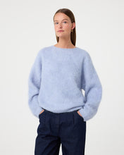 Afbeelding in Gallery-weergave laden, Amalia Pullover 252P024 410 Light Blue
