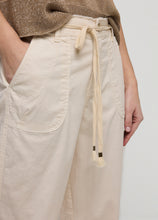 Afbeelding in Gallery-weergave laden, Barrel fit pants butter tencel twill 4s2587-12003 122 Ivory
