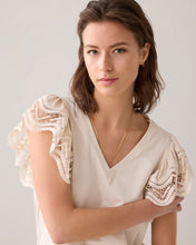 Afbeelding in Gallery-weergave laden, Butterfly sleeve top with lace 3s5025-30609 000122 - Ivory
