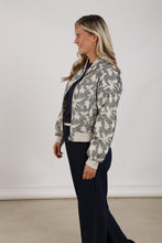 Afbeelding in Gallery-weergave laden, CharlieBomberCrossNKS13107296Sand_Navy__2
