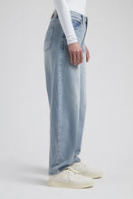 Afbeelding in Gallery-weergave laden, FanibarreljeansCR0403417MidBlue__3
