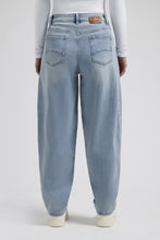 Afbeelding in Gallery-weergave laden, FanibarreljeansCR0403417MidBlue__4
