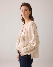 Afbeelding in Gallery-weergave laden, Long sleeve top Linen Heavy Embroidery  2s3224-11959 000702 - Pebble beige
