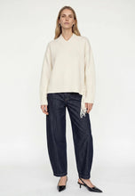 Afbeelding in Gallery-weergave laden, MMEshalaFringeV-NeckKnit183600180Ecru__2
