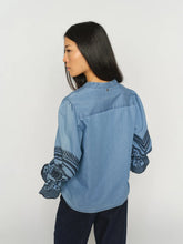 Afbeelding in Gallery-weergave laden, MMStominEmbShirt178190406LightBlue__2

