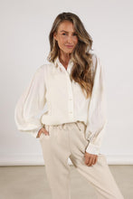 Afbeelding in Gallery-weergave laden, Milanova Blouse Pearl NKF02012 17 Off White
