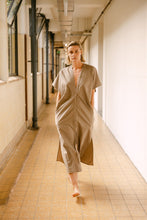 Afbeelding in Gallery-weergave laden, MirisS6dressAimee-20260029Taupe__1
