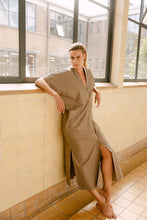 Afbeelding in Gallery-weergave laden, MirisS6dressAimee-20260029Taupe__2
