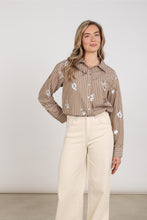 Afbeelding in Gallery-weergave laden, NewportBlouseStripeFlowerNKF02137340Taupe_Offwhite__1
