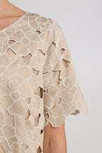 Afbeelding in Gallery-weergave laden, OctaviaTopFlowerNKS01181239Sand_Gold__3
