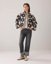 Afbeelding in Gallery-weergave laden, Short round neck jacket Geo Aztek 1s1176-12206 000990 - Black
