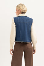 Afbeelding in Gallery-weergave laden, Teddy Gilet CR0321 417 Mid Blue
