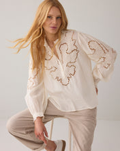 Afbeelding in Gallery-weergave laden, TopEmbroideredcambriccotton2s3448-12420000122-Ivory__1
