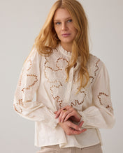 Afbeelding in Gallery-weergave laden, TopEmbroideredcambriccotton2s3448-12420000122-Ivory__2
