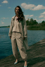 Afbeelding in Gallery-weergave laden, Trousers W24C204 910 silver lining
