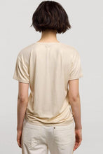 Afbeelding in Gallery-weergave laden, V-neck T-shirt metallic coated jersey 3s4887-30545 122 Ivory
