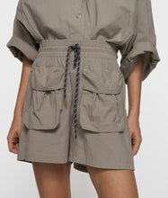 Afbeelding in Gallery-weergave laden, crinkleutilityshorts20-203-62031160fog__1
