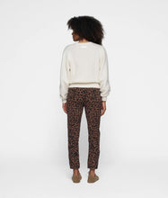 Afbeelding in Gallery-weergave laden, cropped jogger leopard 20-009-5201 1297 dark fudge
