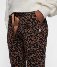Afbeelding in Gallery-weergave laden, cropped jogger leopard 20-009-5201 1297 dark fudge
