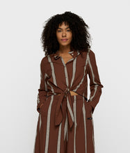 Afbeelding in Gallery-weergave laden, croppedknotblouse20-409-62021326deepbrown__1
