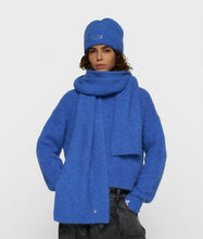 Afbeelding in Gallery-weergave laden, hairyknitscarf20-914-62031341ultramarine__1
