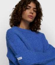 Afbeelding in Gallery-weergave laden, hairyknitsweater20-613-62031341ultramarine__2
