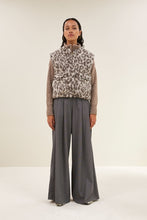 Afbeelding in Gallery-weergave laden, maggie sleeveless leo jacket 25519012 790 leopard print
