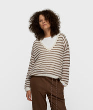 Afbeelding in Gallery-weergave laden, thinv-neckknitsweater20-612-62013092darktruffle_ecru__1
