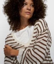 Afbeelding in Gallery-weergave laden, thinv-neckknitsweater20-612-62013092darktruffle_ecru__2
