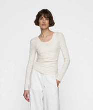 Afbeelding in Gallery-weergave laden, v-neck long sleeve ballet top 20-771-5202 1002 Ecru
