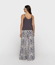 Afbeelding in Gallery-weergave laden, widejoggerzebra20-003-62021332lightvanilla__3
