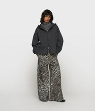 Afbeelding in Gallery-weergave laden, wide leg jogger leopard 20-014-5204 4000 soft white melee
