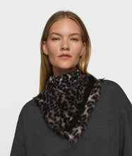 Afbeelding in Gallery-weergave laden, wool bandana leopard 20-905-5204 4000 soft white melee
