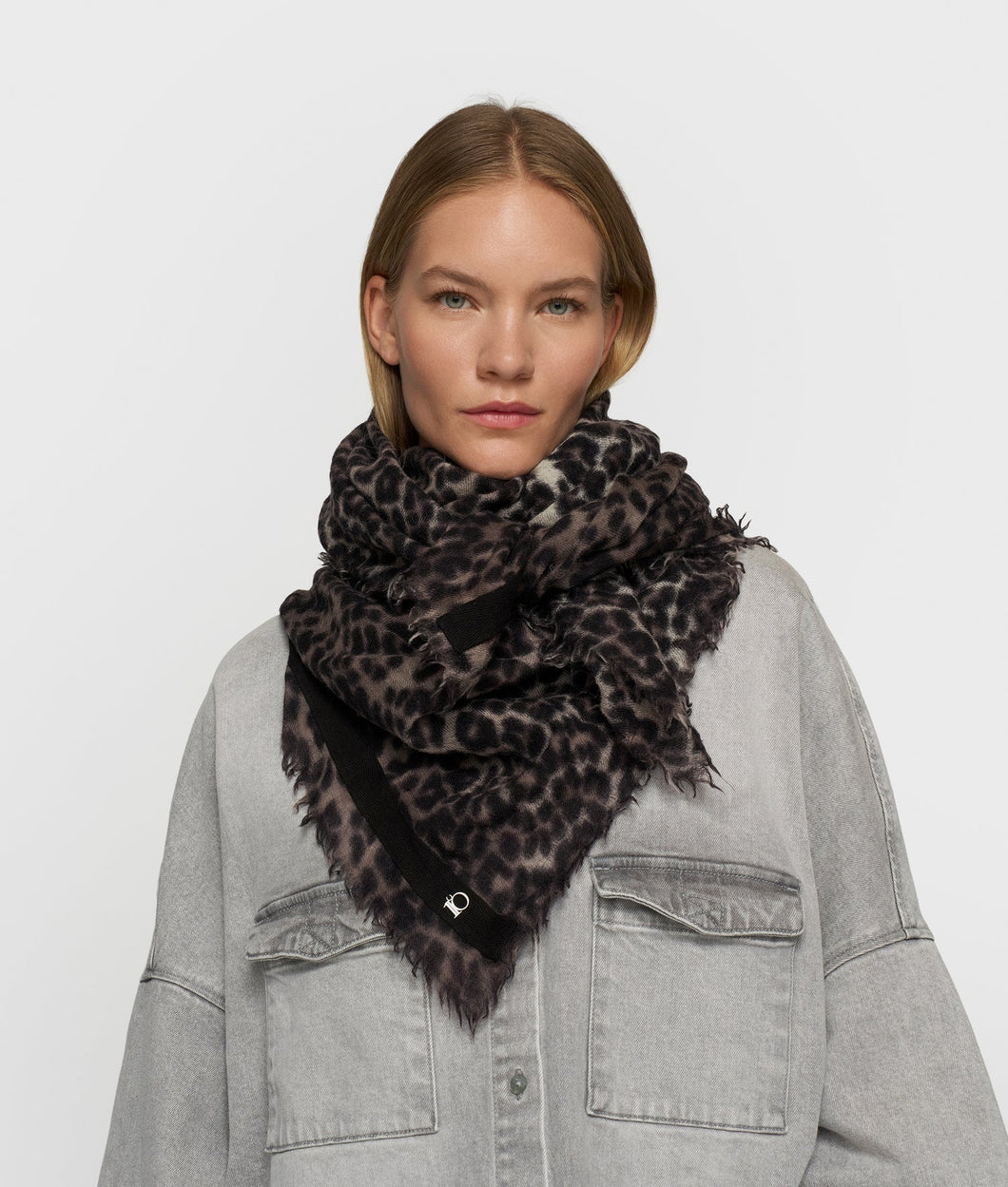 wool scarf leopard 20-913-5204 4000 soft white melee