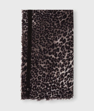 Afbeelding in Gallery-weergave laden, wool scarf leopard 20-913-5204 4000 soft white melee
